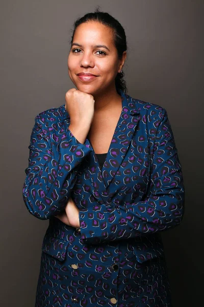  Güzel, mutlu bir kadının portresi. Renkli bir arka planın önünde.