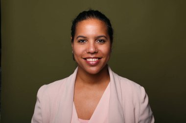  Güzel, mutlu bir kadının portresi. Renkli bir arka planın önünde.