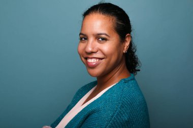  Güzel, mutlu bir kadının portresi. Renkli bir arka planın önünde.