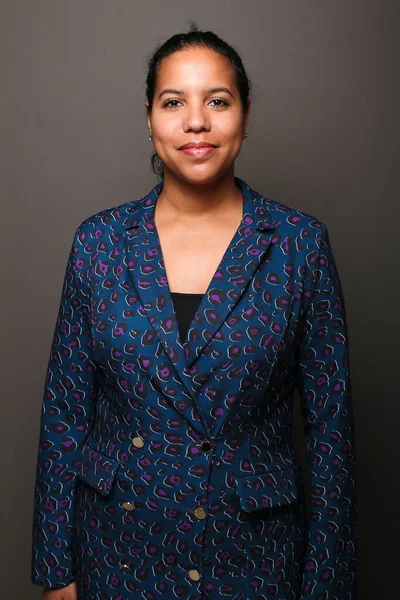  Güzel, mutlu bir kadının portresi. Renkli bir arka planın önünde.