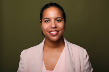  Güzel, mutlu bir kadının portresi. Renkli bir arka planın önünde.