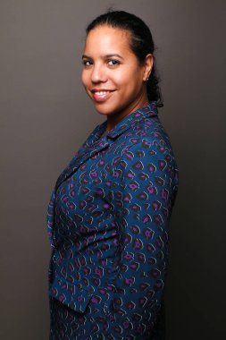  Güzel, mutlu bir kadının portresi. Renkli bir arka planın önünde.