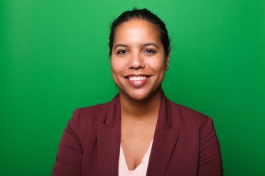  Güzel, mutlu bir kadının portresi. Renkli bir arka planın önünde.