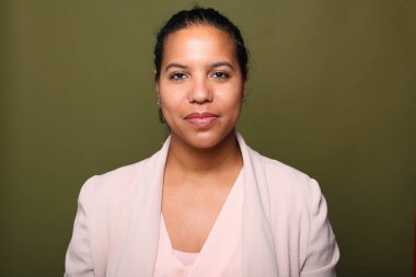  Güzel, mutlu bir kadının portresi. Renkli bir arka planın önünde.