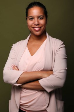  Güzel, mutlu bir kadının portresi. Renkli bir arka planın önünde.