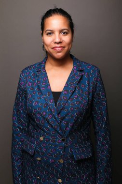  Güzel, mutlu bir kadının portresi. Renkli bir arka planın önünde.