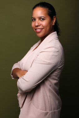  Güzel, mutlu bir kadının portresi. Renkli bir arka planın önünde.