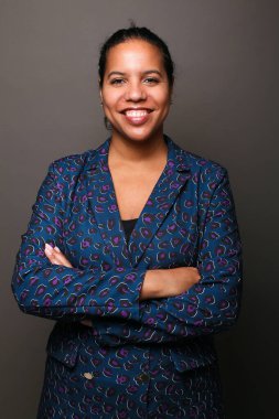  Güzel, mutlu bir kadının portresi. Renkli bir arka planın önünde.