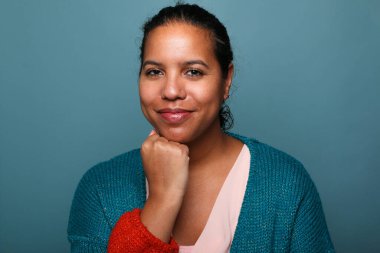  Güzel, mutlu bir kadının portresi. Renkli bir arka planın önünde.