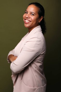  Güzel, mutlu bir kadının portresi. Renkli bir arka planın önünde.