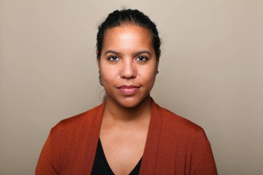  Güzel, mutlu bir kadının portresi. Renkli bir arka planın önünde.