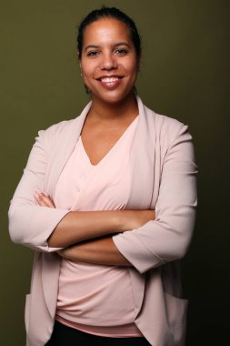  Güzel, mutlu bir kadının portresi. Renkli bir arka planın önünde.