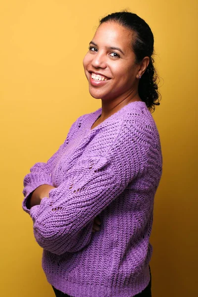 Porträt einer schönen, glücklichen Frau vor farbigem Hintergrund — Stockfoto