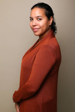  Güzel, mutlu bir kadının portresi. Renkli bir arka planın önünde.