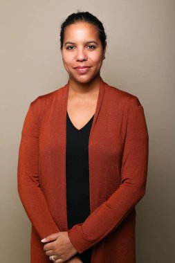  Güzel, mutlu bir kadının portresi. Renkli bir arka planın önünde.