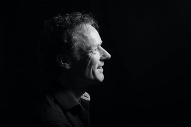 Renkli bir arkaplan önünde güzel, mutlu bir adamın portresi. Yüksek kalite fotoğraf