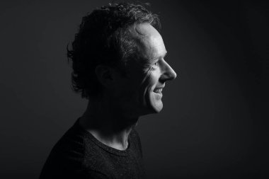 Renkli bir arkaplan önünde güzel, mutlu bir adamın portresi. Yüksek kalite fotoğraf