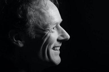 Renkli bir arkaplan önünde güzel, mutlu bir adamın portresi. Yüksek kalite fotoğraf