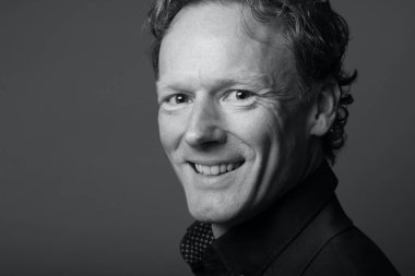 Renkli bir arkaplan önünde güzel, mutlu bir adamın portresi. Yüksek kalite fotoğraf