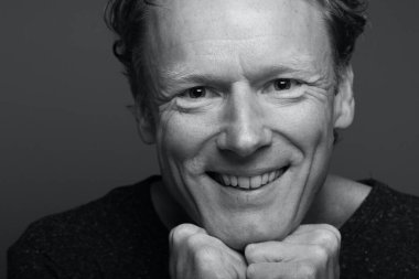 Renkli bir arkaplan önünde güzel, mutlu bir adamın portresi. Yüksek kalite fotoğraf