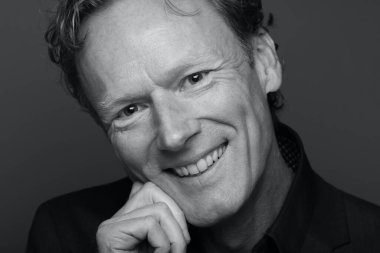 Renkli bir arkaplan önünde güzel, mutlu bir adamın portresi. Yüksek kalite fotoğraf