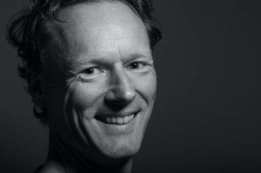 Renkli bir arkaplan önünde güzel, mutlu bir adamın portresi. Yüksek kalite fotoğraf