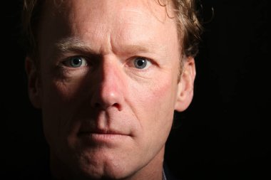 Renkli bir arkaplan önünde güzel, mutlu bir adamın portresi. Yüksek kalite fotoğraf