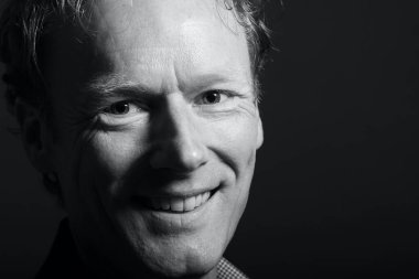 Renkli bir arkaplan önünde güzel, mutlu bir adamın portresi. Yüksek kalite fotoğraf