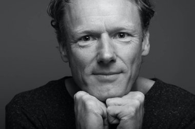 Renkli bir arkaplan önünde güzel, mutlu bir adamın portresi. Yüksek kalite fotoğraf