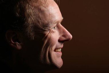 Renkli bir arkaplan önünde güzel, mutlu bir adamın portresi. Yüksek kalite fotoğraf