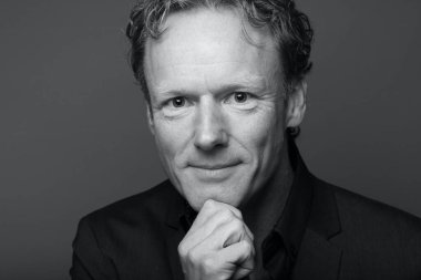 Renkli bir arkaplan önünde güzel, mutlu bir adamın portresi. Yüksek kalite fotoğraf