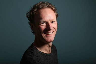 Renkli bir arkaplan önünde güzel, mutlu bir adamın portresi. Yüksek kalite fotoğraf