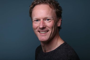 Renkli bir arkaplan önünde güzel, mutlu bir adamın portresi. Yüksek kalite fotoğraf