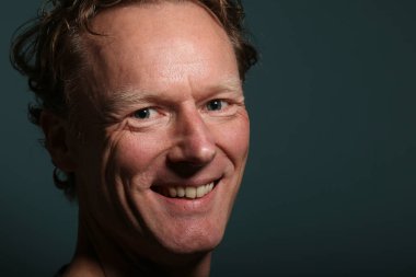 Renkli bir arkaplan önünde güzel, mutlu bir adamın portresi. Yüksek kalite fotoğraf