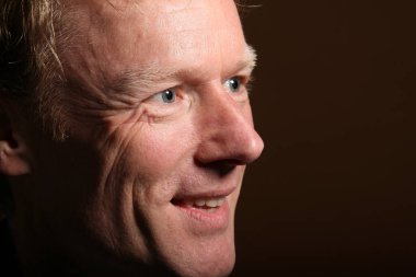 Renkli bir arkaplan önünde güzel, mutlu bir adamın portresi. Yüksek kalite fotoğraf