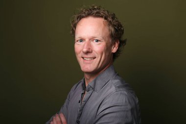 Renkli bir arkaplan önünde güzel, mutlu bir adamın portresi. Yüksek kalite fotoğraf