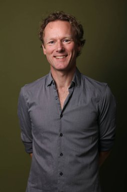 Renkli bir arkaplan önünde güzel, mutlu bir adamın portresi. Yüksek kalite fotoğraf