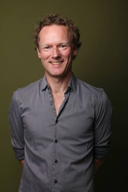 Renkli bir arkaplan önünde güzel, mutlu bir adamın portresi. Yüksek kalite fotoğraf