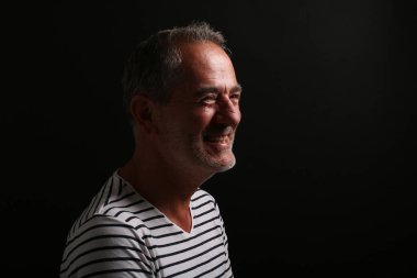 Güzel, mutlu bir adamın portresi. Renkli bir arka planın önünde.