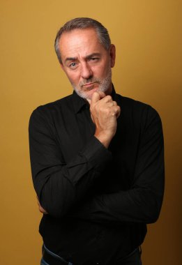 Güzel, mutlu bir adamın portresi. Renkli bir arka planın önünde.