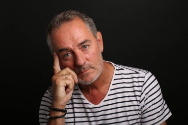 Güzel, mutlu bir adamın portresi. Renkli bir arka planın önünde.