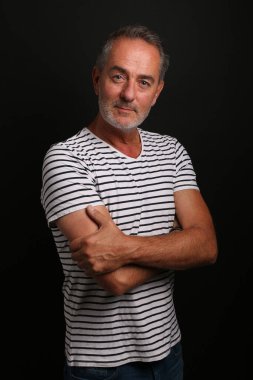 Güzel, mutlu bir adamın portresi. Renkli bir arka planın önünde.