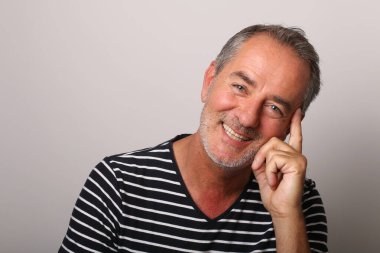 Güzel, mutlu bir adamın portresi. Renkli bir arka planın önünde.