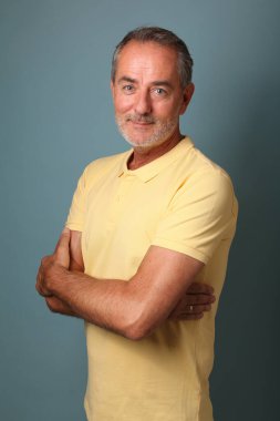 Güzel, mutlu bir adamın portresi. Renkli bir arka planın önünde.