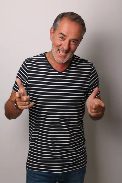 Retrato de un hermoso hombre feliz frente a un fondo de color — Foto de Stock