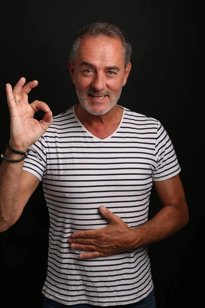 Retrato de um belo homem feliz na frente de um fundo colorido — Fotografia de Stock