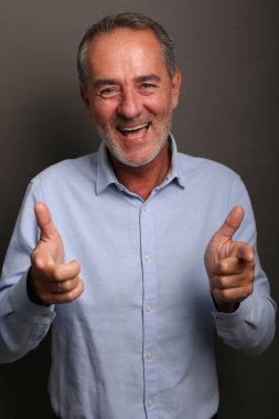Güzel, mutlu bir adamın portresi. Renkli bir arka planın önünde.