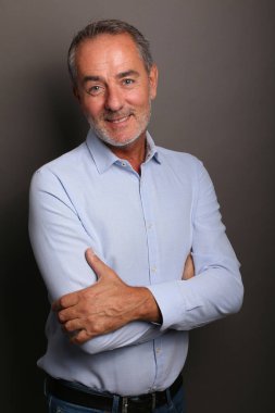 Güzel, mutlu bir adamın portresi. Renkli bir arka planın önünde.