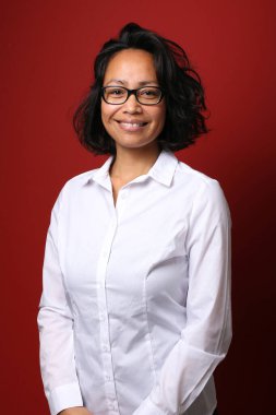 Güzel, mutlu bir kadının portresi. Renkli bir arka planın önünde.