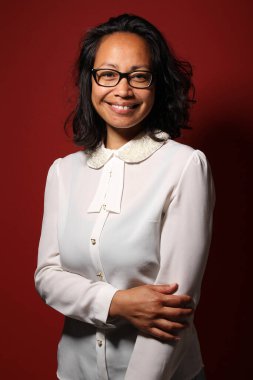 Güzel, mutlu bir kadının portresi. Renkli bir arka planın önünde.